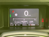 速度や走行に関する情報がひとつの画面に表示され、運転中に必要な情報を確認しやすい配置です。文字と表示が整理されているため、日々の運転で状況を把握しやすくなっています。