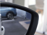 【ブラインドスポットモニター】車線変更時の側方確認をサポートします。斜め後方から接近するクルマを、ドアミラー内の警告灯でお知らせします。