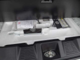 床下収納や車載工具を確認できます。
