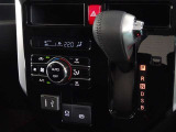 電動パーキングブレーキ・ブレーキホールドを装備してます。ホールド機能は信号待ちが多い一般道で疲労軽減になり、大好評です!