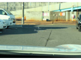 【HUD】運転席フロントガラス部分には、走行中の情報が映し出されるヘッドアップディスプレイ。