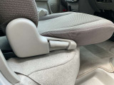運転席シートのリクライニングはレバータイプでスムーズのお調整できますよ