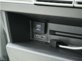 ◆USBチャージャー、12Vの電源ソケット◆使いやすい場所に装備されています。
