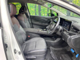 運転席まわりには十分なスペースがあり、大柄な方でもゆったり運転していただける環境です。