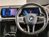 BMWのステアリングはドライバーと車体が一体感に感じれるような操作性を実現しております。また、握りやすさや操作性を向上するためにスイッチ類も配置されております。