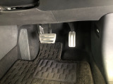 【運転席】アクセル、ブレーキはこのようになっております。