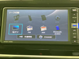 画面には地デジやFM・AM、Bluetooth Audioなどの選択肢が表示され、使いたい音源を選びやすい構成です。タッチ画面と周囲のボタンで操作内容を見分けやすく、日常の移動に便利です。