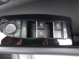 運転席の窓操作部分です。スイッチでミラーや窓の開閉が電動で行えます。