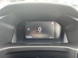 見やすいメーターパネル、安全装備も付いてます。