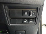 オートマチックハイビームとは、先行車や対向車のライトを認識し、ハイビームとロービームを自動で切り替える機能です。夜道の視界を確保します。詳細は販売店スタッフまでおたずねください。