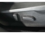 パワーシート(乗り降りから、運転席のポジション設定まで、ボタンで一つで微調整できます。高級車の必須アイテムです。)