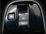 電子制御パーキングブレーキ搭載で指一本で簡単に操作することができます。さらに停車中に、ブレーキペダルを踏み続けなくても、自動的にブレーキを保持する機能である、オートマチックブレーキホールド付きです。