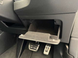 何かと便利な運転席手元のグローブボックスです。中は、フェルト処理されており細部までこだわったモノ造りが伝わるところです。