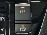 パーキングブレーキは信号待ちなどでブレーキペダルを踏んで停車した後、ブレーキペダルから足を離しても車がそのまま停止状態を維持できるオートホールド機能付き!