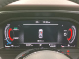 必要な車両情報がデジタル表示され、運転中もメーター内で確認しやすいレイアウトです。速度や走行に関する情報を把握しやすく、毎日の運転をサポートします。