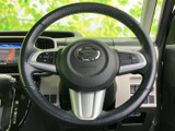 手元にスイッチを備え、運転姿勢を保ちながら必要な操作にアクセスしやすい配置です。握りやすい形状で、毎日の移動でも扱いやすさに配慮されたステアリングです。