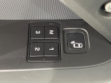 ボタン一つで自分好みの運転位置を一瞬で再現します!シートや鏡の位置を記憶できるので、家族で運転を交代してもすぐにベストな姿勢に戻せます。細かく電動調節でき、長距離ドライブでも疲れず快適です。