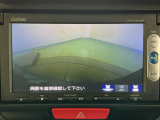 【バックカメラ】運転が苦手な方も車庫入れラクラクです!ギアをリバースに入れれば自動的に切り換わりますので、面倒な操作は不要です♪狭い駐車場もお車を傷つけず安心ですね!