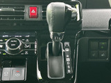 レバーには各種表示があり、操作に関する案内を手元で確認できます。運転席に座ったまま視認しやすい位置にまとまり、日常の運転で使う機能を把握しやすい、実用的なスイッチまわりです。
