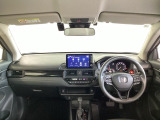 運転席は、大きな座面と包み込むような背もたれがドライバーの身体全体をしっかり支えます。上質なシート素材と座り心地のよいクッションを採用し、長時間の運転やコーナーの多い道も快適です