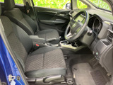 前席は視界が広く、運転席から周囲を確認しやすいレイアウトです。落ち着いた色合いのシートとすっきりした足元で、毎日の通勤やお出かけにも心地よくお使いいただけます。