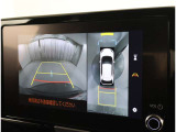 パノラミックビューモニター付きです。車両を上から見たような映像をディスプレイオーディオ画面に表示。運転席からの目視だけでは見にくい、車両周辺の状況をリアルタイムでしっかり確認できます。
