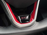 GTIロゴ入り専用ステアリング。スポーティモデルであることをさり気なく演出します。