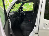前席からはフロントウインドウ越しに前方を見渡しやすく、運転席まわりもまとまりのある配置です。落ち着いた色調の室内で、日々の移動をリラックスしてお過ごしいただけます。