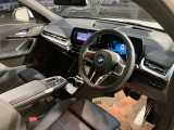 カーブドディスプレイ:メーターパネルからナビ画面を一枚の曲面のディスプレイにする事で、人間工学に基づいたタッチコントールが可能、コックピットのスイッチ類を極力減らし、よりシンプルなインテリアデザインに