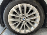 BMWならではの卓越した走りを支えるホイールと足回りです!日本車の走りに慣れている方にもぜひ体感して頂きたいほど、高いレベルでまとまっています!