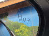 【ブラインドスポットモニター】走行中、ドアミラーの死角になりやすい箇所に後続車が接近するとサイドミラーのレンズに警告を表示!ドライバーに注意喚起をしてくれます。