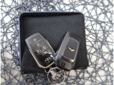 【スマートキー】キーをバッグやポケットに入れたままでもドアロックの開閉が出来るほか、エンジンキーを挿さなくてもエンジンスタートストップが出来ます。