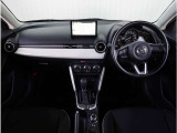 【インパネ周り】視界がよく運転しやすい設計となっております。インパネ周りもすっきりと洗練されたデザインで高級感が溢れています。日々のドライブを飽きさせません。