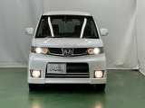 ディスチャージヘッドライト【HID】を装備していますのでとても明るく、夜間の走行や雨の日も安全・安心です。