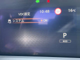 VDCはセンサーが車両の挙動を検知しブレーキとエンジン出力を自動制御して横滑りやスリップを抑制する安全装置です。雪道やぬかるみでの発進時などタイヤが空転して抜け出せない場合に手動で一時的にOFFにできます!