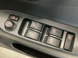 運転席のスイッチで全てのウィンドウの開閉操作を行うことができます。ロックボタンをONにしておくと、運転席以外のウィンドウは作動しないのでお子様を乗せているときなども安心ですね♪