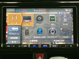 音楽や映像など、複数のメニューが画面上に整理され、使いたい項目を選びやすい構成です。ソース切り替えや設定にもアクセスしやすく、普段の移動時間を好みの楽しみ方で過ごせます。