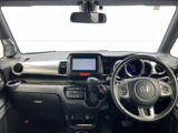 運転席から前方を見渡しやすい視界が確保され、周囲の確認をしながら運転できます。各席は落ち着いた色合いでまとめられ、手の届く範囲に機器が配置された運転席まわりです。