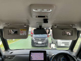 サンバイザーにはバニティミラー付きで車内でもお化粧直しできます