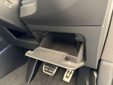 何かと便利な運転席手元のグローブボックスです。中は、フェルト処理されており細部までこだわったモノ造りが伝わるところです。