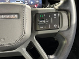 アダプティブクルーズコントロールは、ドライバーの希望する速度と車間距離を設定し、乗員や他の道路利用者の安全性を高めます。また、特に交通量の多い状況ではドライバーの負担を軽減し、快適性を向上させます。