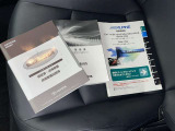 メンテナンスノート、取扱説明書です。 その車の整備記録が事細やかに記録されています。 車が生まれてから今までどのような道を歩んできたのか判るとても重要な物ですよ。