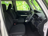 前席は運転席と助手席が並び、座面や背もたれの形状が分かりやすい室内です。窓から外を見渡しやすく、乗り降りもしやすい開口部。落ち着いた色合いで清潔感があります。