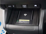 センターコンソールトレーはワイヤレス充電器(Qi(チー)規格)となっており、対応機種を置いておくだけで充電可能です。