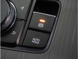 【オートホールド】停車中にブレーキペダルから足を放しても、ブレーキを自動的に制御して、車両の停車状態を保持する機能です。信号待ちなどの停車時に運転者の負担を軽減します。