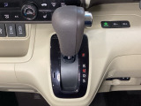 CVT車のセレクトレバーです。低速から高速まで、変速ショックのないスムーズな走りを実現するとともに、エンジン効率のよい領域を維持することで燃費にも貢献します。