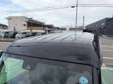 目立つキズ凹み等はありませんが、中古車という商品の特性ルーフには子キズや塗装しみがあります