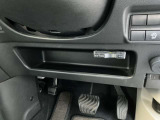 ステアリング下方にも普段使いの小物類が収納できる便利な収納スペースがあります