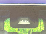 【スマートアシスト】走行中に前方の車両等を認識し、衝突しそうな時は警報とブレーキで衝突回避と被害軽減をアシスト。より安全にドライブをお楽しみいただけます。