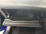 ちょっとしたところは収納ボックスにもなっています。車内はサイズも決まっているので、収納が少ないと思っているアナタ!ご安心ください。さまざまなところに収納が隠れているんです♪
